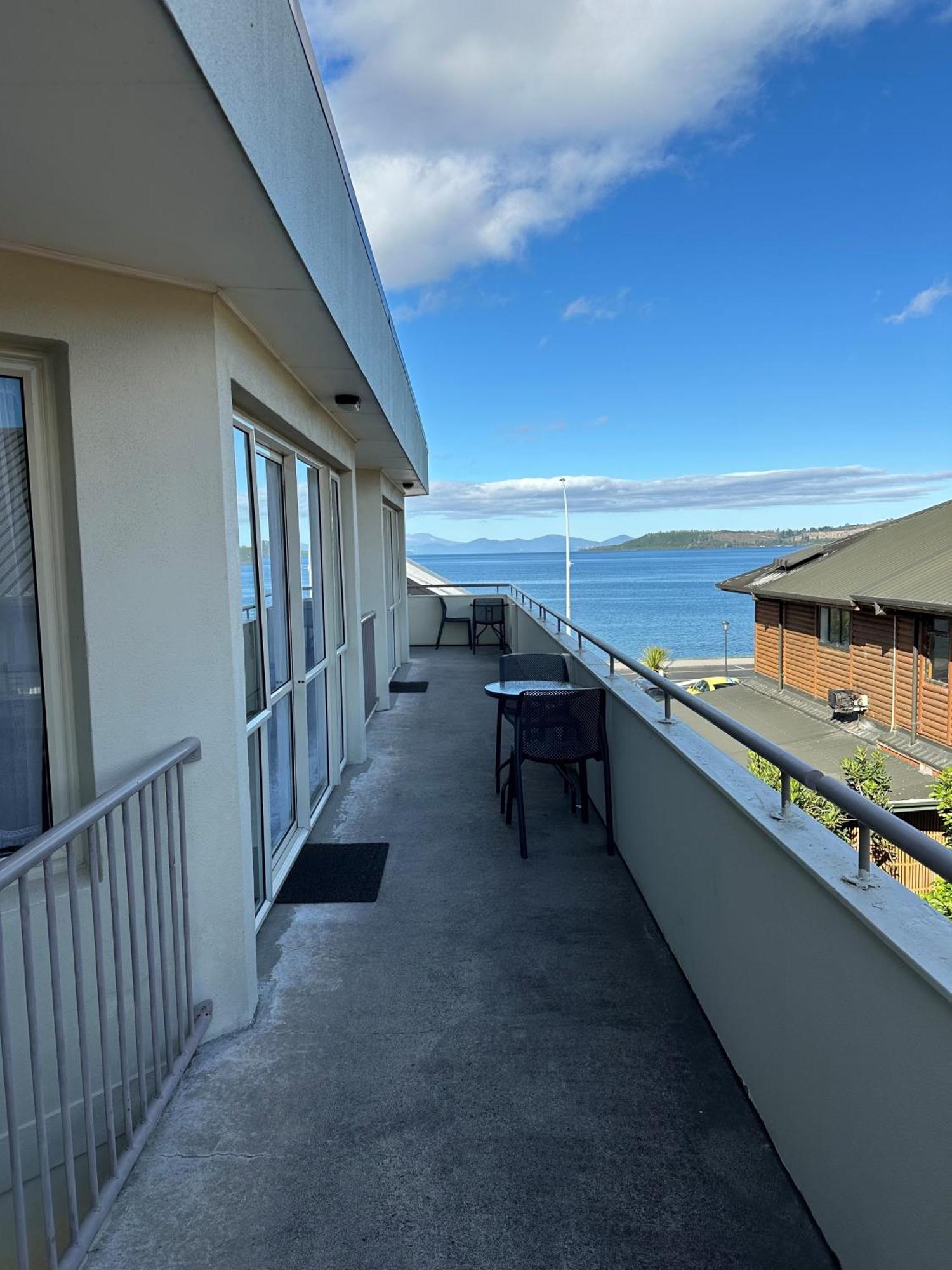 Baycourt Lakefront Motel 4*
