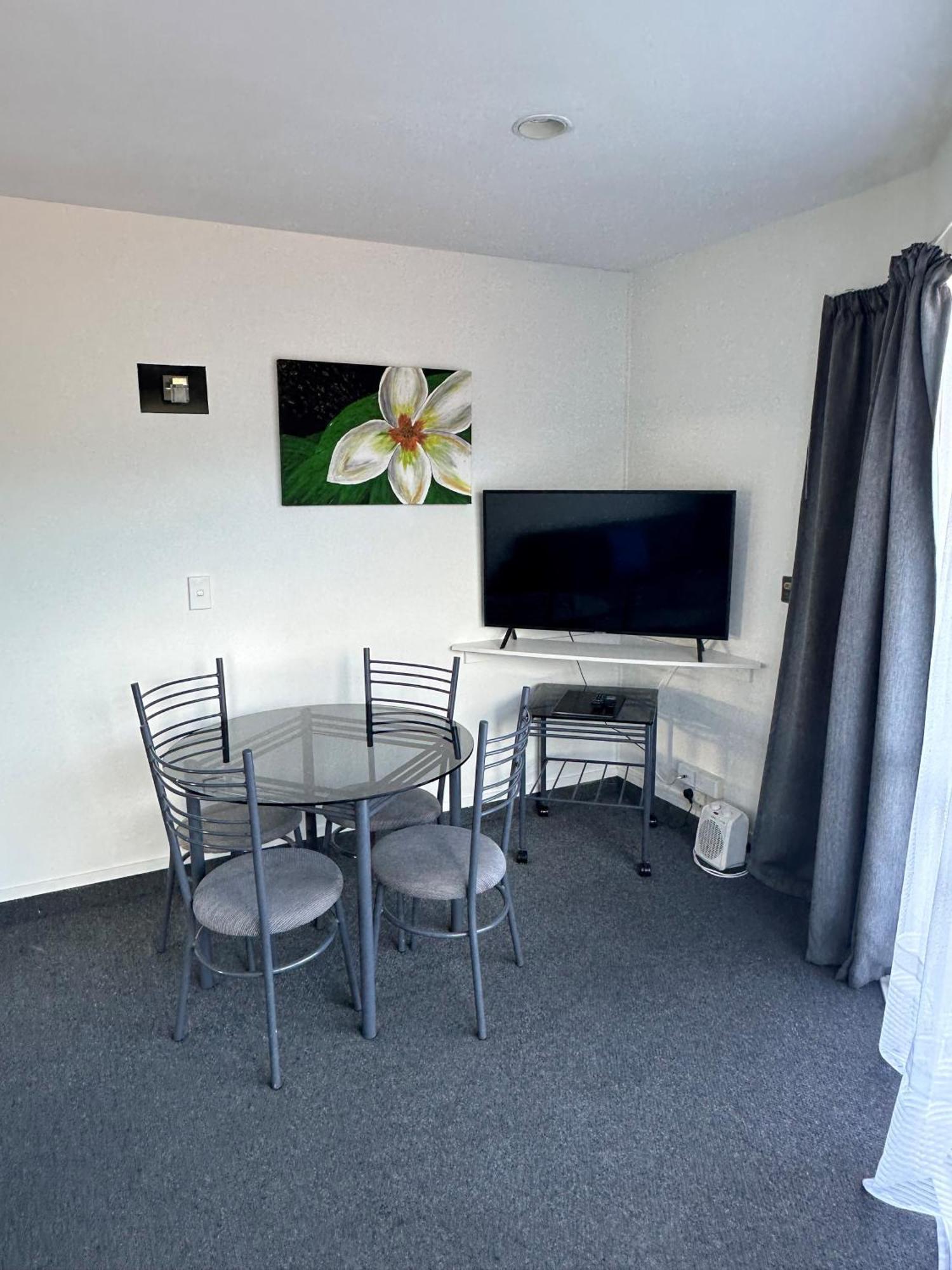 Motel Baycourt Lakefront 4*