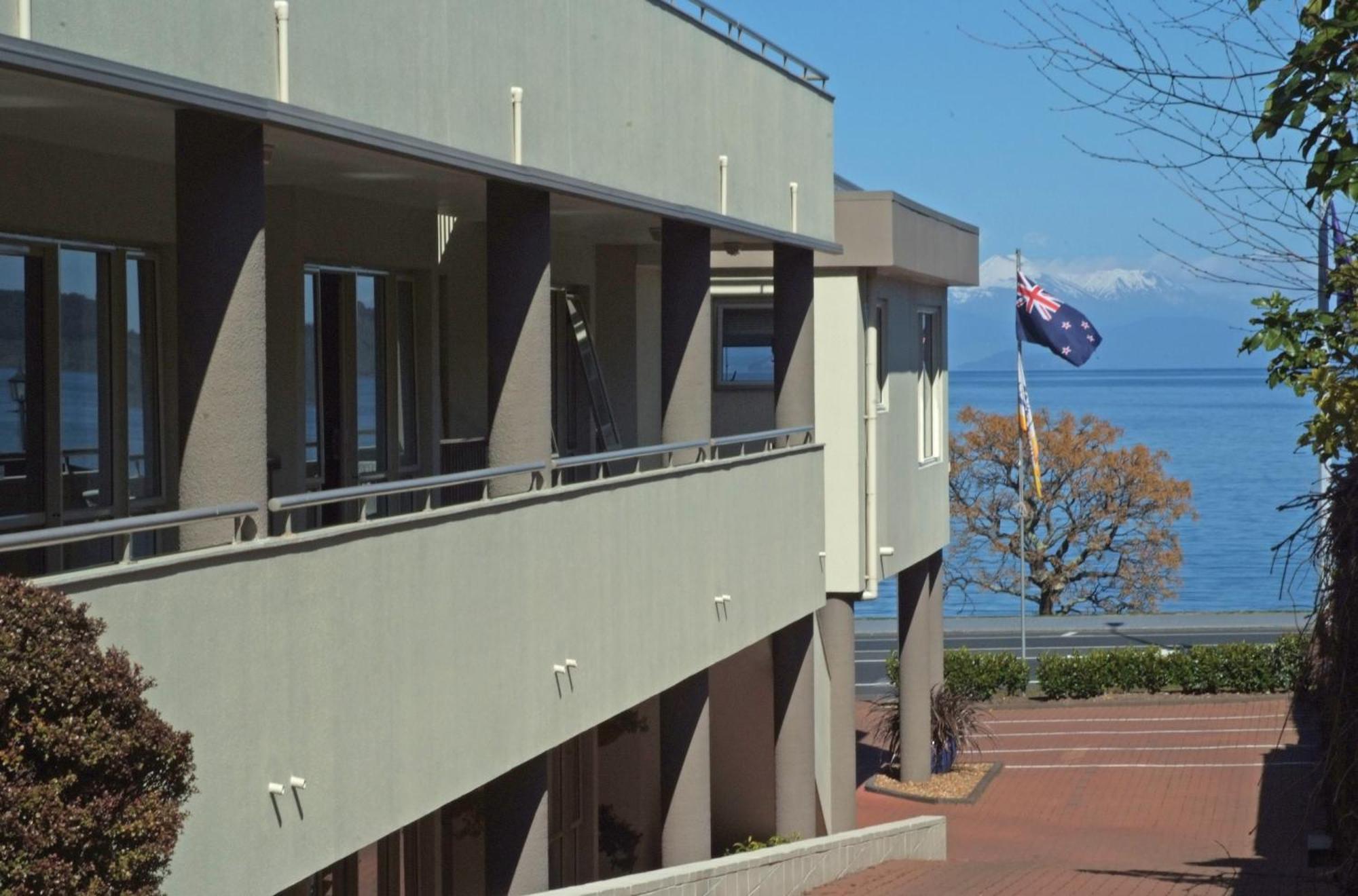 Baycourt Lakefront Motel 4*